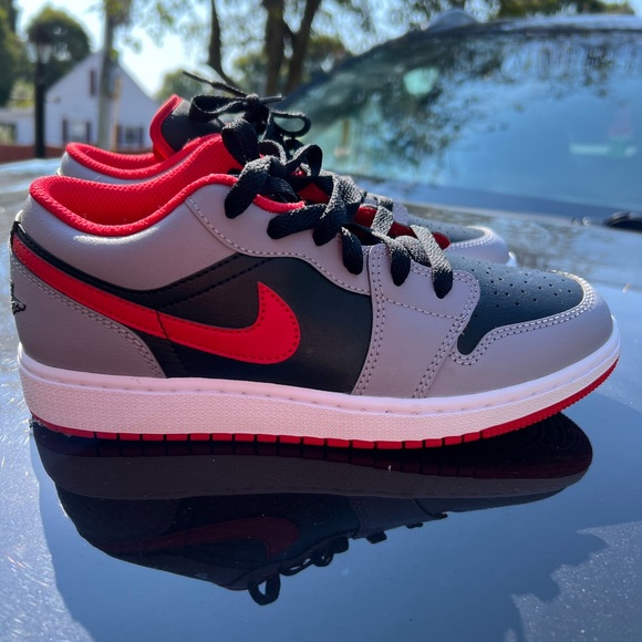 Jordan's 5.5Y - Picture 6 of 6